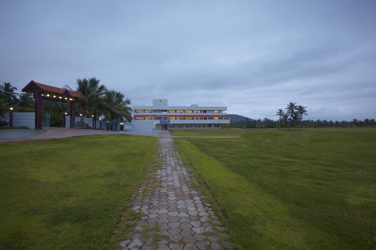 RNS Golf Resort&Nature Cure Centre Māvalli Exterior foto